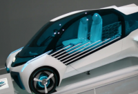 丰田FCVPlus概念车在展示其未来主义外观