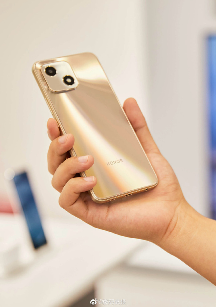 荣耀畅玩30开启预约这次复刻的是iPhone13