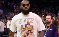 勒布朗成为第一位身价10亿美元的现役NBA球员