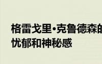 格雷戈里·克鲁德森的照片揭示了美国小镇的忧郁和神秘感